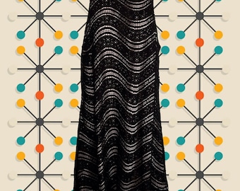 Abito nero senza maniche vintage anni 2000 a trapezio • Pizzo nero ondulato con sottili strass • Scollo a buco della serratura sul retro • Completamente foderato • Facile da indossare