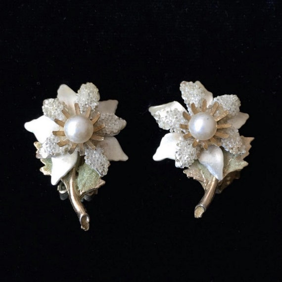 Vintage 1950's Flower Earrings • Clip-ons • Ename… - image 1