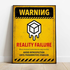Puede incluir: Un póster enmarcado con un fondo amarillo desgastado y borde negro. El póster dice "WARNING" en la parte superior, con "REALITY FAILURE" en rojo debajo de un gráfico de cubo blanco. Texto adicional advierte sobre la introspección.