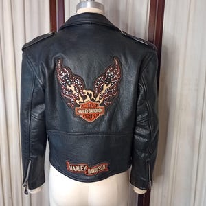 Chaqueta de motociclista vintage de cuero genuino de los años 80 con auténticos parches traseros de Harley Davidson vintage