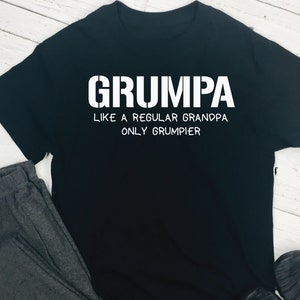 Pode incluir: Camiseta preta com texto branco que diz "Grumpa Like a Regular Grandpa Only Grumpier".
