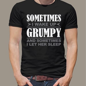Puede incluir: Camiseta negra con texto blanco que dice "Sometimes I wake up grumpy and sometimes I let her sleep."