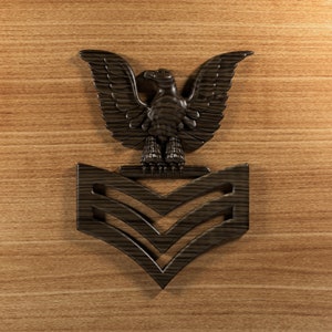 Suboficial de primera clase de la Armada encaramado encaramado en la insignia del águila archivo stl 3D para enrutador CNC