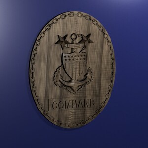 Può includere: Una targa in legno con un'immagine intagliata dell'emblema della Guardia Costiera degli Stati Uniti. L'emblema presenta un'ancora, uno scudo con stelle e due stelle sopra l'ancora. La targa è circondata da un bordo a catena e la parola "COMMAND" è intagliata sotto l'emblema.