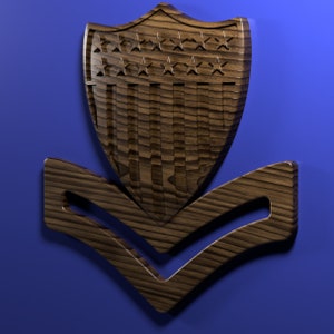 Könnte beinhalten: Ein hölzernes US Navy Rangabzeichen mit einem Schild, das eine stilisierte amerikanische Flagge und eine Chevronform zeigt.