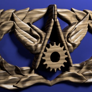 Peut inclure: Un badge en bois sculpté avec un engrenage et des ailes, entouré d'une couronne de feuilles. Le badge est de couleur brun foncé et présente un design détaillé.