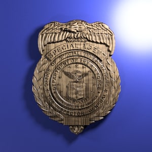 Op de afbeelding: Een houten plaquette met een gegraveerde adelaar en de tekst "Special Agent Office of Special Investigations Department of the Air Force The Inspector General MCMXLVII United States of America".