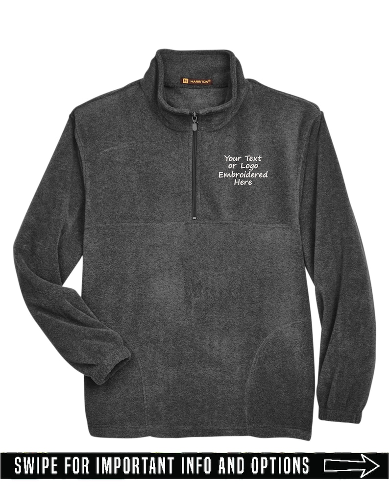 Peut inclure: Un sweat &agrave; capuche en polaire gris fonc&eacute; avec une fermeture &eacute;clair et une petite poche sur le c&ocirc;t&eacute; gauche. Le texte "Your Text or Logo Embroidered Here" est brod&eacute; sur la poitrine.