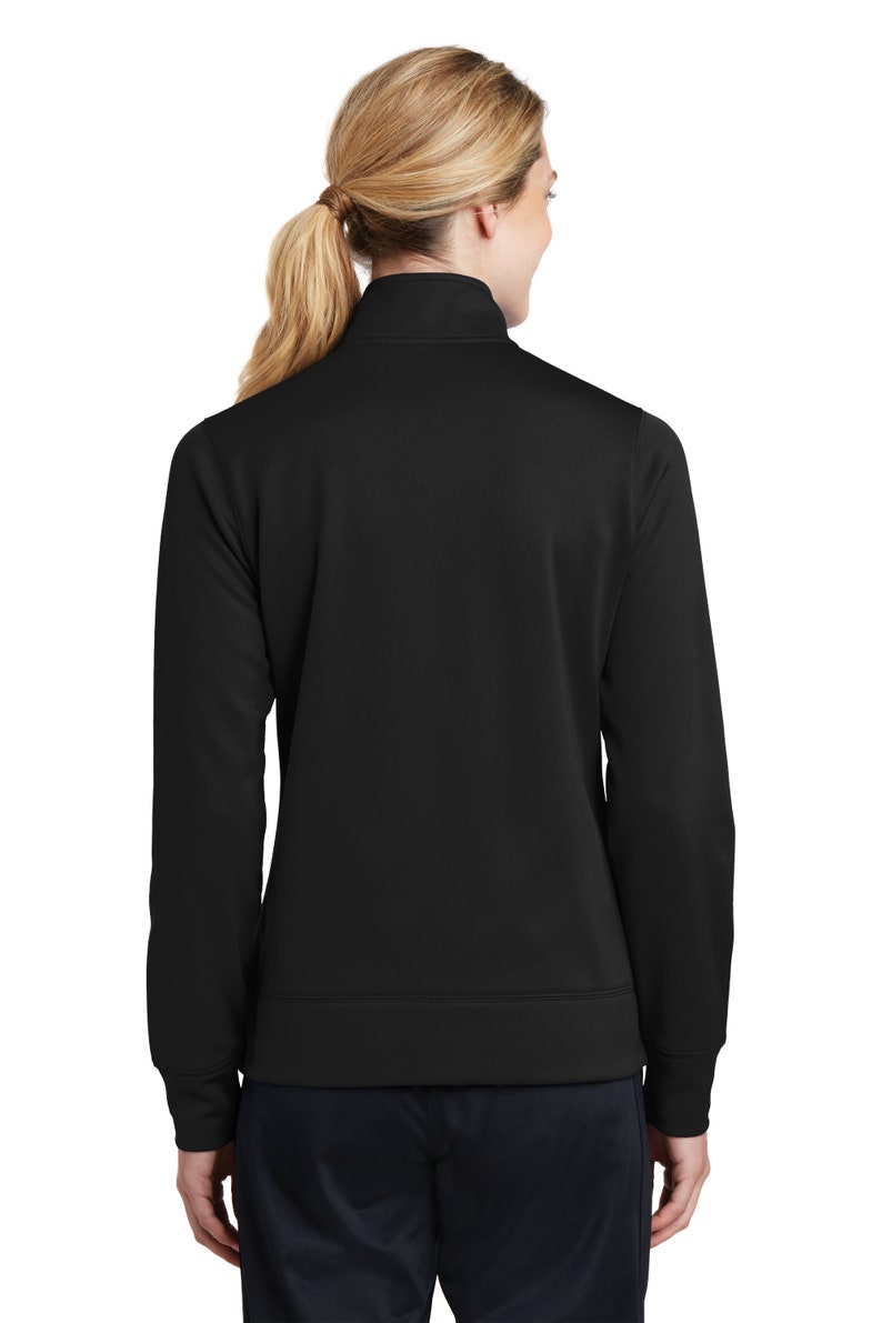 K&ouml;nnte beinhalten: Schwarze, lang&auml;rmelige Jacke mit Rei&szlig;verschluss und Stehkragen.