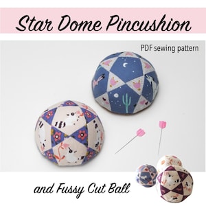 Puede incluir: Un patrón de costura PDF para un cojín de alfileres en forma de cúpula de estrella y una bola de corte delicado. El cojín de alfileres está hecho de tela azul con estrellas blancas y corazones rosas. La bola de corte delicado está hecha de tela rosa, blanca y azul con un patrón floral. El patrón incluye instrucciones para hacer tanto el cojín de alfileres como la bola.
