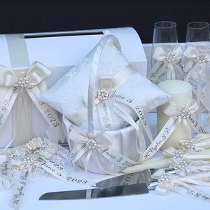 Ivory Blumenmädchen Korb, Ringträger Kissen, Gästebuch und Stift, Hochzeit Kartenbox, Strumpfband Hochzeit, Unity Kerzen Set, Kuchen Set