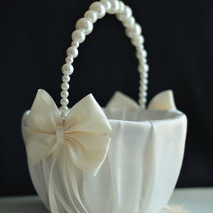 Ivoor bloemenmeisje mand / Pearl behandelen mand / parels mand / ivoren bruiloft mand / ivoor mand / ivoor bloemmand, als bloemenmeisje cadeau