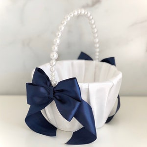 Marine bloem mand, marine blauwe bruiloft mand parel handvat, bloemenmeisje mand, geschenk, voorstel, set, witte bruiloft mand bloemenmeisje manden