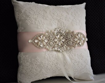Erröten Ring Träger Kissen, erröten Hochzeit Kissen, Elfenbein Ringträger, erröten rosa Träger, erröten rosa Kissen, rosa Ringhalter, Spitze RingTräger