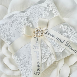 Personalisierte Ringträger Kissen Elfenbein Hochzeit, personalisierte Hochzeit, Elfenbein Ringhalter, Spitze Hochzeit Kissen, Ring Träger Geschenk