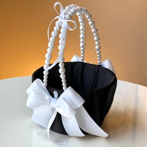 Bloemenmeisjesmand zwart witte bruiloftsmand zwarte parel handvat mand voor bruiloft bloemenmeisje cadeauvoorstel zwart-witte manden bloemblaadjes