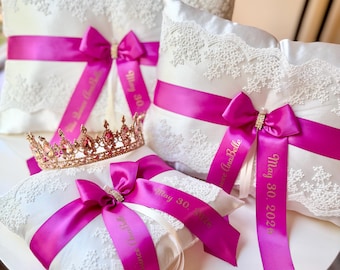 Zestaw akcesoriów na quinceañera w kolorze fuksji: poduszka tiara, poduszka do butów, poduszka do klęczenia, zestaw do serwowania ciasta. Niestandardowy zestaw poduszek Mis Quince na 16. urodziny.