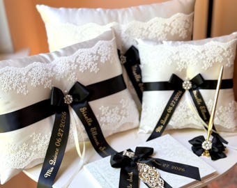 Zestaw poduszek na quinceañera z czarnej koronki: tiara, buty, poduszki do klęczenia. Zestaw poduszek z pigwą w kolorze czarnym, poduszka z tiarą i butami w kolorze czarnym.