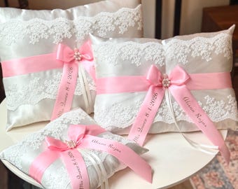 Zestaw 3 poduszek na buty i klęczenie z motywem tiary, satynowa koronka w kolorze kości słoniowej, różowa wstążka, złota personalizacja, poduszki na ceremonię z motywem pigwy