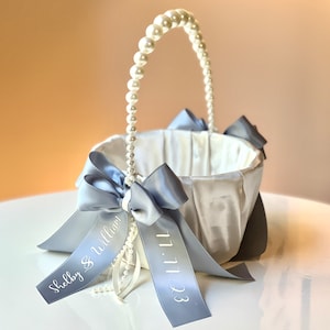 Staubblau Blumenmädchen Korb Staubblau Hochzeitskorb Taubenblau Hochzeit Personalisierter Korb Perlengriff Korb Blumenmädchen Geschenk