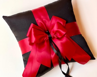 Czarna poduszka na obrączki Marsala Red Bow | Poduszka ślubna w stylu gotyckim Dark | Spersonalizowana poduszka na obrączki | Dekoracja ślubna z czarnej satyny