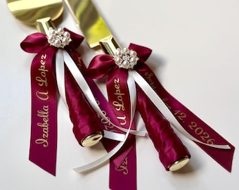Zestaw do serwowania tortu Quinceanera w kolorze bordowo-złotym | Zestaw serwerów i noży Mis Quince do tortu | Księga gości z opcją długopisu | Spersonalizowana kokarda ze wstążki