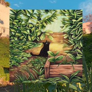 Puede incluir: Un gato negro se sienta en un exuberante jardín verde, mirando hacia arriba a una luz brillante que brilla a través de las hojas. Una caja de madera para plantar con plantas verdes está en primer plano.