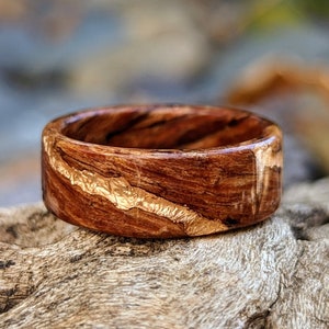 Anillo de madera de abeto Douglas de 1920 recuperada con vetas en espiral y vetas de oro rosa. Alianzas de boda de madera hechas a mano y personalizadas por Grown Rings.