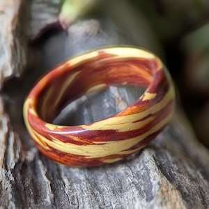 Anneau de feu. Bague en bois à grain spiralé - Bloodwood, if, Yellowheart. Alliance entièrement personnalisable, fabriquée à la main sur commande.