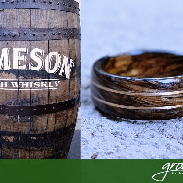 Jameson Whiskey Barrel geräucherter Holzring mit 14K Gold Wire Inlays. Handgemachte, kundenspezifische, hölzerne Eheringe von Grown Rings.