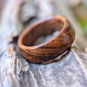 Bague en bois de noyer noir américain, grain spiralé. Alliance entièrement personnalisable, fabriquée à la main sur commande.