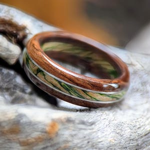 Bague en bois de noyer noir américain, érable émeraude, incrustation de fil de platine. Alliance entièrement personnalisable, fabriquée à la main sur commande.