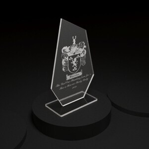 以下が含まれることがあります： 銀色の紋章と「Sheridan The Best One Standing for This is How we Throw a Party 2020」というテキストが刻まれた透明なアクリル製の賞状です。