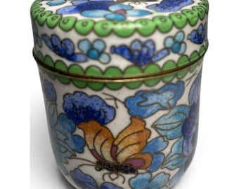 Pot à bijoux cylindrique en émail cloisonné avec couvercle, motif fleurs bleues et papillons, bordure verte, papillons verts