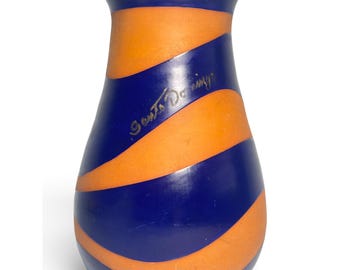 Vase vintage en céramique d'argile bleu cobalt gravée orange, à bandes diagonales et inscription dorée Santo Domingo. Col évasé.