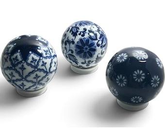 Set of 3 Blue White Porcelain Carpet Balls Decorative Orbs Chinoiserie w Stands