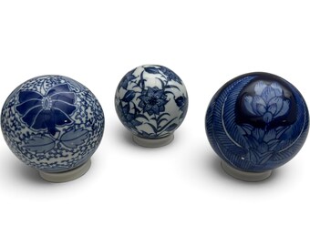 Set of 3 Blue White Porcelain Carpet Balls Decorative Orbs Chinoiserie w Stands