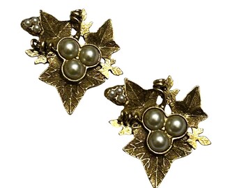Paire de boucles d'oreilles clips botaniques à motif de feuilles texturées dorées et de fausses perles, style feuille, 1928