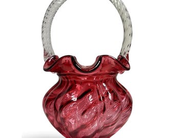 Panier vintage Fenton en verre d'art couleur canneberge, motif tourbillon, anse torsadée appliquée, années 1990