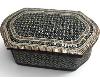 Boîte à bijoux en bois incrusté de nacre, motif géométrique en mosaïque, doublure en velours, souvenir en nacre.