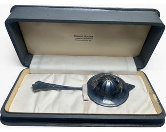 Passoire à thé en argent massif Sterling Webster, à manche ajouré, style antique, présentée dans un coffret à bijoux Edward Gooder.