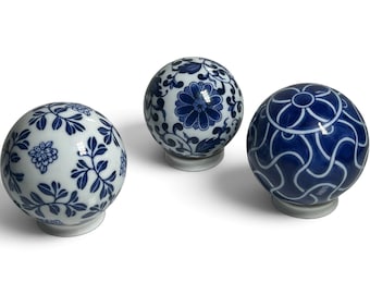 Set of 3 Blue White Porcelain Carpet Balls Decorative Orbs Chinoiserie w Stand