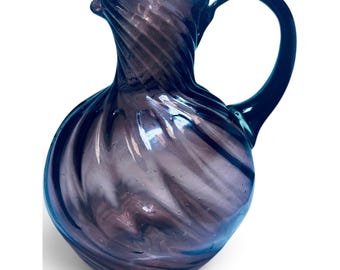 Pichet vintage des années 1950, en verre soufflé à la main, à motif tourbillon violet améthyste, anse rapportée et fond à pontil.