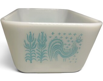 Pyrex 502 Butterprint Plat à réfrigérateur de 1,5 pinte, fond en verre blanc, motif coq et maïs bleu clair, fabriqué aux États-Unis