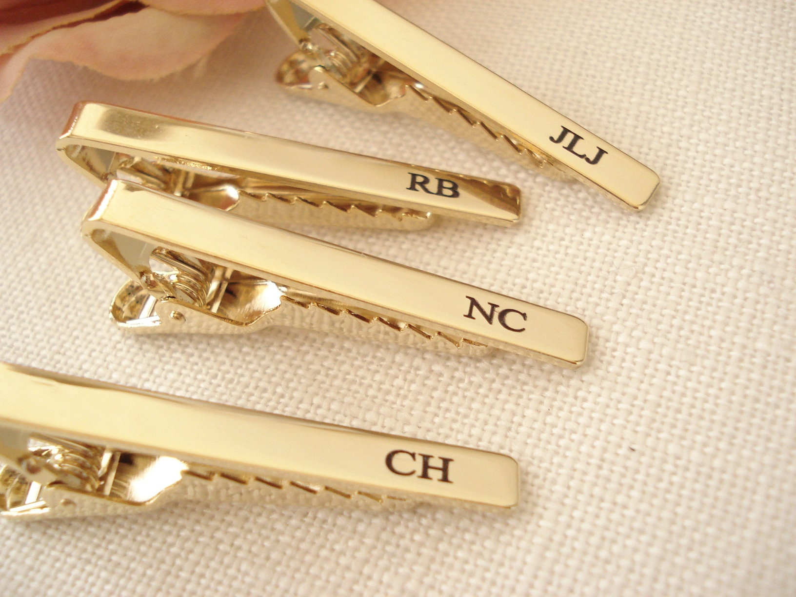 SET of tie pins in yellow gold, including : - a tie pi…