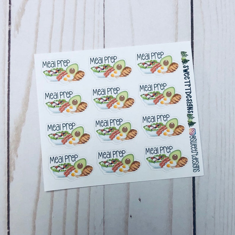 Puede incluir: Una hoja de 12 pegatinas blancas con una ilustraci&oacute;n colorida de un taz&oacute;n de preparaci&oacute;n de comidas con aguacate, huevos, tocino y espinacas. Cada pegatina tiene el texto "Meal Prep" impreso en ella.
