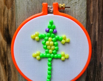 Pony Bead Lizard, FINISHED embroidery hoop