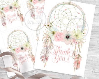 Op de afbeelding: Vier roze en witte bedankkaartjes met een droomvangerontwerp. De droomvanger is versierd met veren en bloemen. De tekst "Bedankt!" staat in roze op elk kaartje.