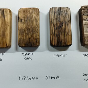 Peut inclure: Quatre &eacute;chantillons rectangulaires de bois teints avec des teintures Briwax. Les &eacute;chantillons sont &eacute;tiquet&eacute;s "Rustic Pine", "Dark Oak", "Walnut" et "Jacobean". "Rustic Pine" est la couleur la plus claire et "Jacobean" la plus fonc&eacute;e.