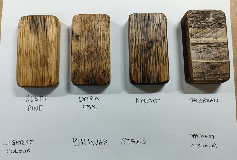 Peut inclure: Quatre &eacute;chantillons rectangulaires de bois teints avec des teintures Briwax. Les &eacute;chantillons sont &eacute;tiquet&eacute;s "Rustic Pine", "Dark Oak", "Walnut" et "Jacobean". "Rustic Pine" est la couleur la plus claire et "Jacobean" la plus fonc&eacute;e.